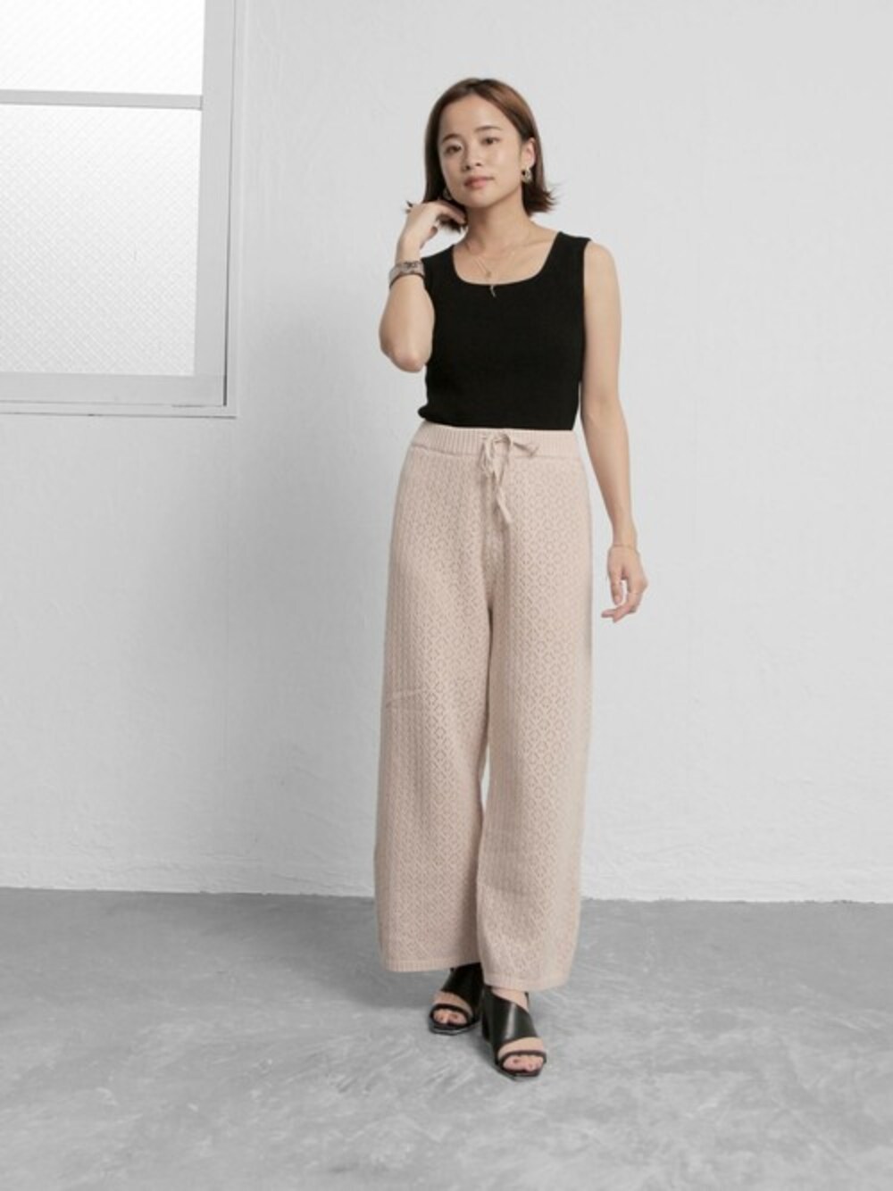 「シンプル、サンダル、大人コーデ、パンツスタイル、夏コーデ、ミュール、低身長、ボブ、クール、チャンキーヒール」｜「SOROTTOの【親子お揃い】斜めストラップ×チャンキーヒールのバックストラップサンダル（サンダル、ブラック系）」を使った、sr__aさん（レディース・152cm）の春コーディネートの1枚目の写真