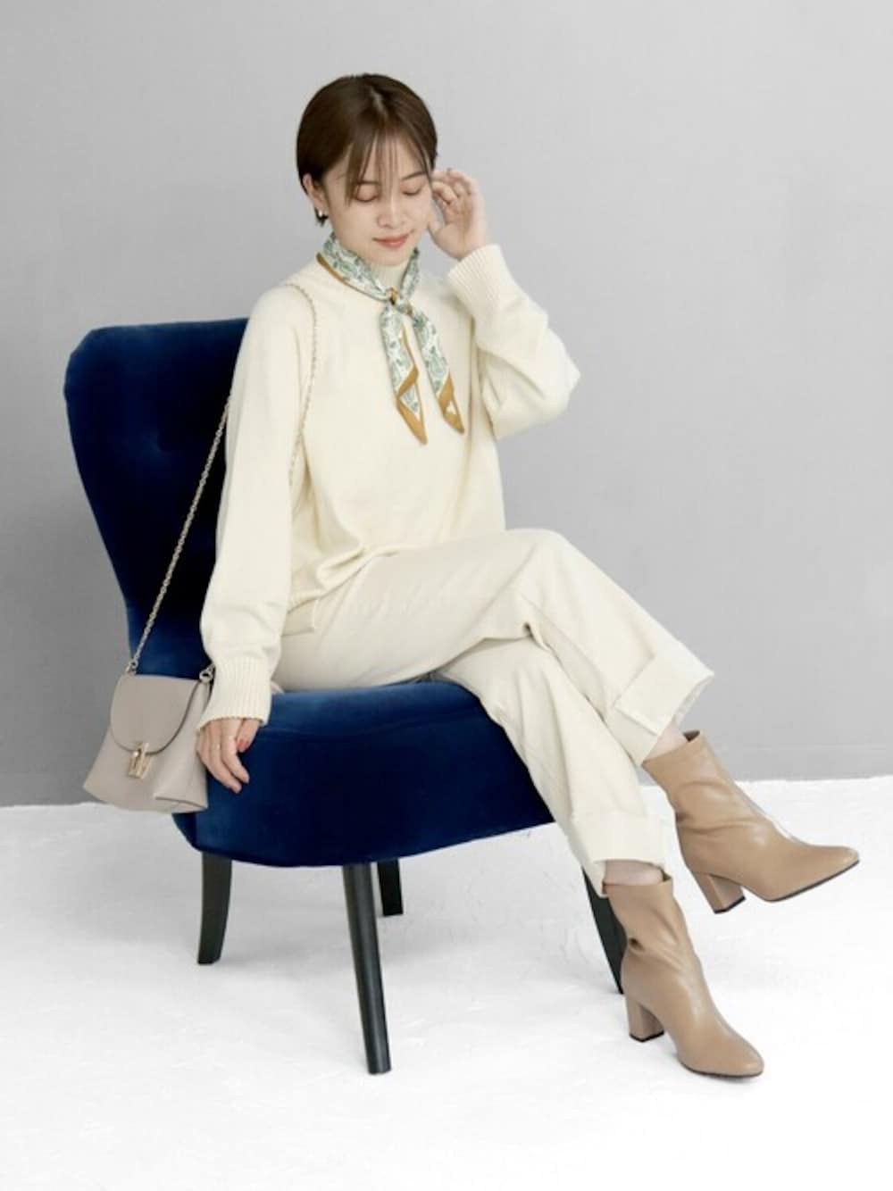 ベージュ系のブーツを着用したレディースの秋コーディネートの1枚目の写真