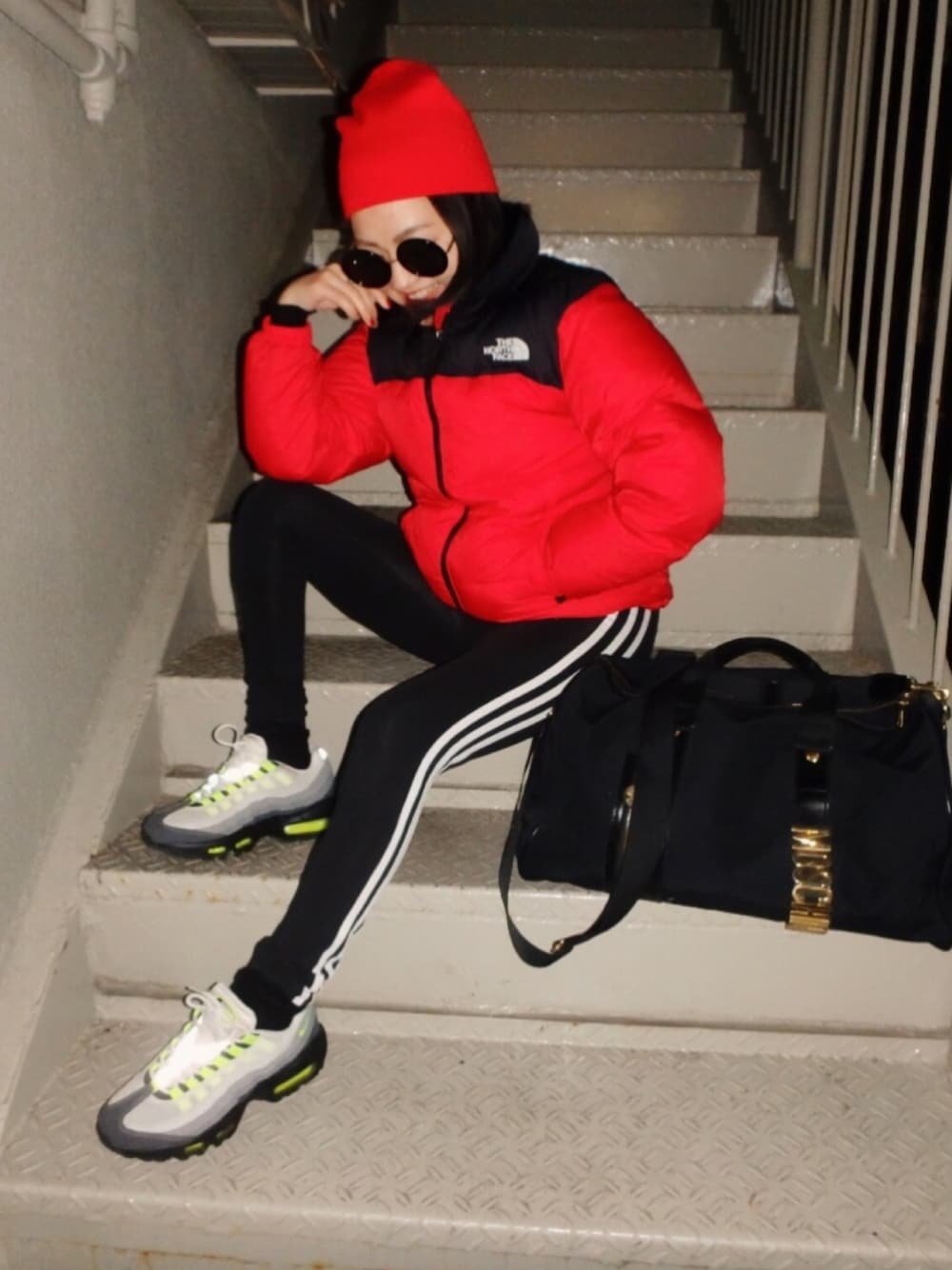 「airmax95、大人カジュアル、休日スタイル、スニーカーコーデ、supreme、ストリート、adidas originals」｜「THE NORTH FACEのザ・ノース・フェイス キッズダウンジャケット / ヌプシジャケット（ダウンジャケット/コート、レッド系）」を使った、ryooppさん（レディース・145cm）の冬コーディネートの1枚目の写真
