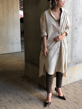 「レギンス」｜「アイテム（シャツワンピース、ベージュ系）」を使った、KAORIさん（レディース・163cm）の夏コーディネート