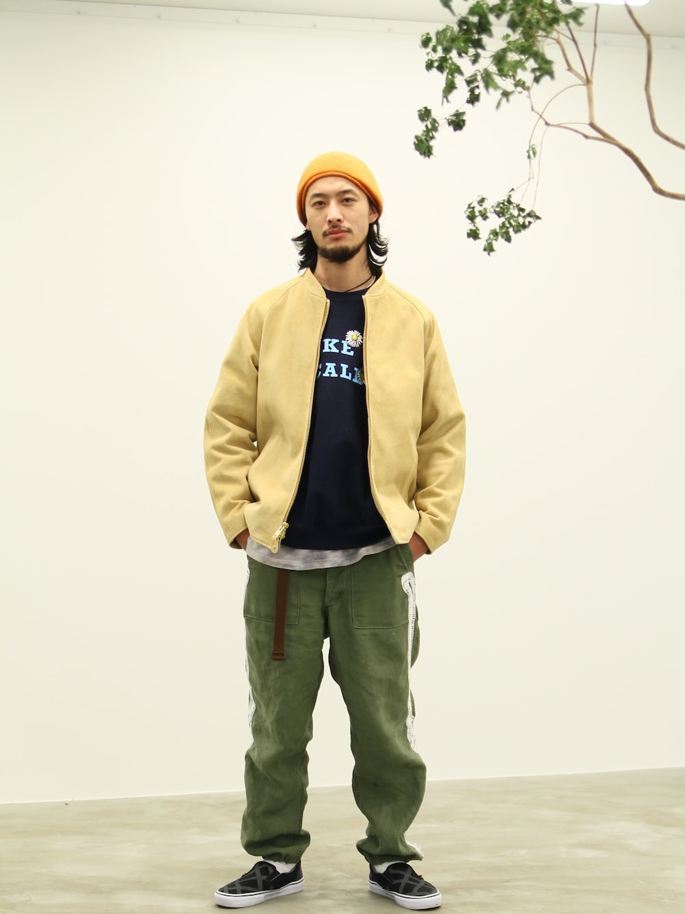 「レザージャケット、大人カジュアル、休日スタイル、journal standard、ゆるカジ、春コーデ」｜「JOURNAL STANDARDのSUNDAY TREAT CREWNECK SWEAT：Letterboy/レター・ボーイ＃（スウェット、ブルー系）」を使った、環王さん（メンズ・177cm）の冬コーディネートの1枚目の写真