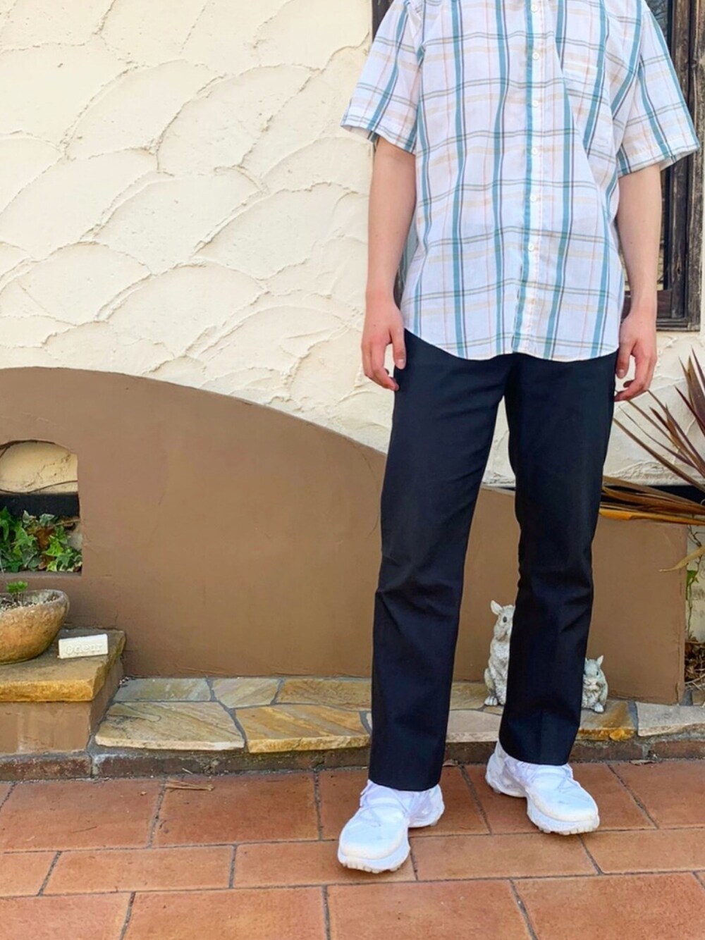 ブラック系のその他パンツ、ホワイト系のスニーカーを着用したメンズの春コーディネートの1枚目の写真