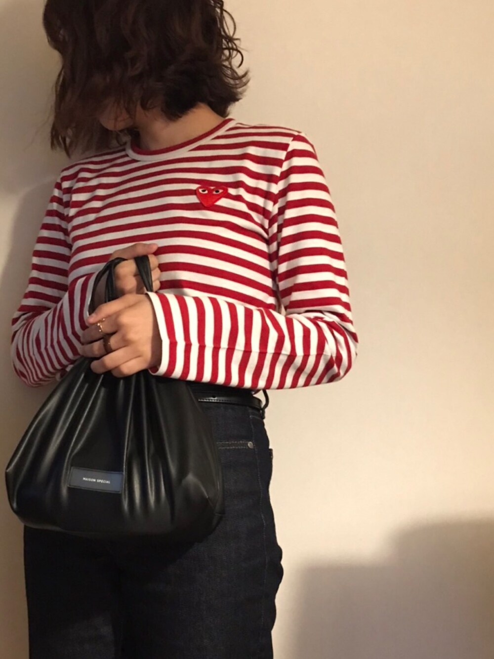 「ボーダー、ボーダートップス、パンツスタイル、低身長コーデ、コムデギャルソン、キンチャクバッグ、春服、ロンT、さしいろ赤、デニムパンツ」｜「COMME des GARCONSのWomen's Comme Des Garcons Play Stripe Cotton Tee（Tシャツ/カットソー、レッド系）」を使った、キノコさん（レディース・153cm）の春コーディネートの1枚目の写真