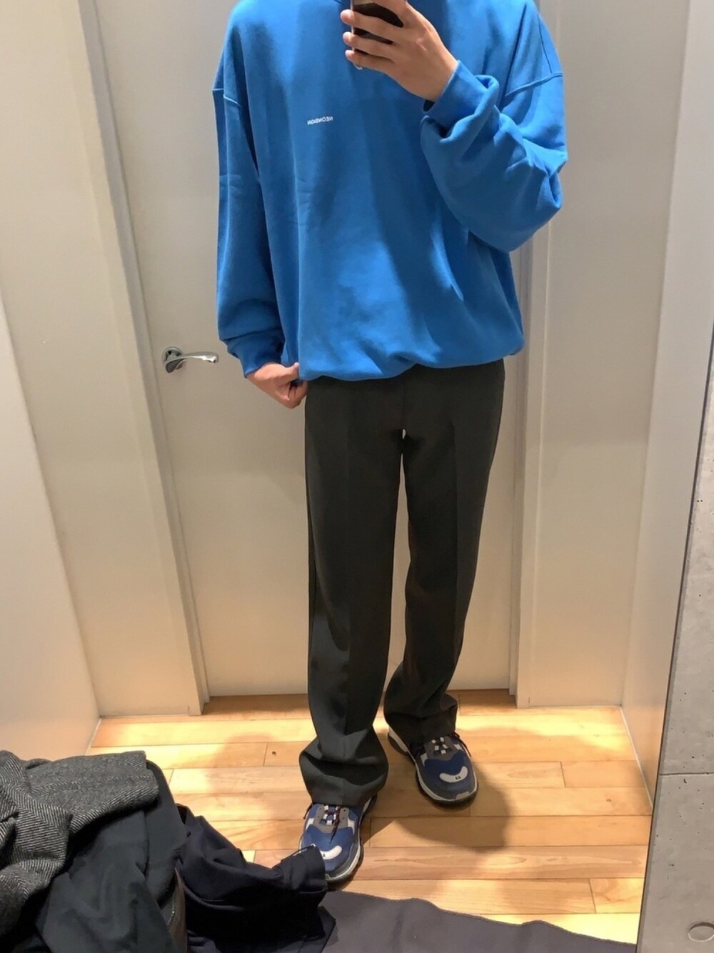 「neonsign、ネオンサイン、DAIRIKU、ダイリク、BALENCIAGA、バレンシアガ、triples、トリプルエス、ダッドシューズ」｜「DAIRIKUのアイテム（スラックス、グレー系）」を使った、RYOさん（メンズ・184cm）の冬コーディネートの1枚目の写真