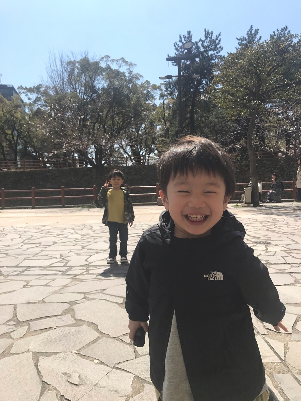 「THE NORTH FACE、きょうだいコーデ」｜「THE NORTH FACEのTHE NORTH FACE B COMPACT JACKET（ナイロンジャケット、ブラック系）」を使った、たくまさん（キッズ・90cm）の春コーディネートの1枚目の写真