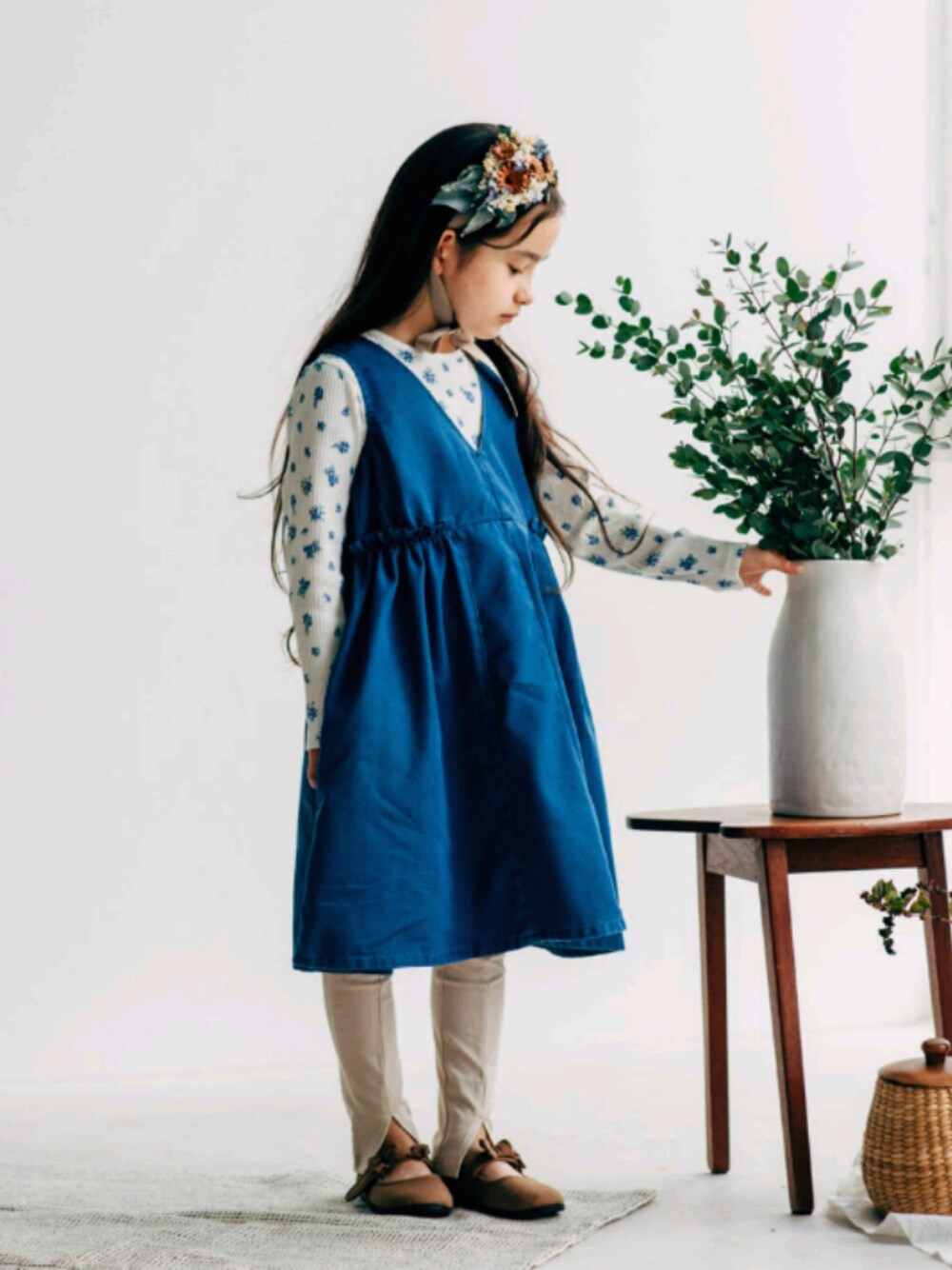 ブルー系のワンピース、ベージュ系のその他パンツを着用したキッズの春コーディネートの1枚目の写真