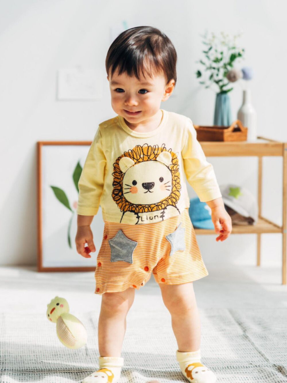 「こどもの森、こどもの森eshop、kidszoo、キッズズー、ベビー服、子供服、ベビーコーデ、キッズコーデ、男の子コーデ、男の子ベビー」｜「kids zooの天竺動物長袖オール　ロンパース（ロンパース、イエロー系）」を使った、こどもの森e-shopさん（キッズ・70cm）の春コーディネートの1枚目の写真