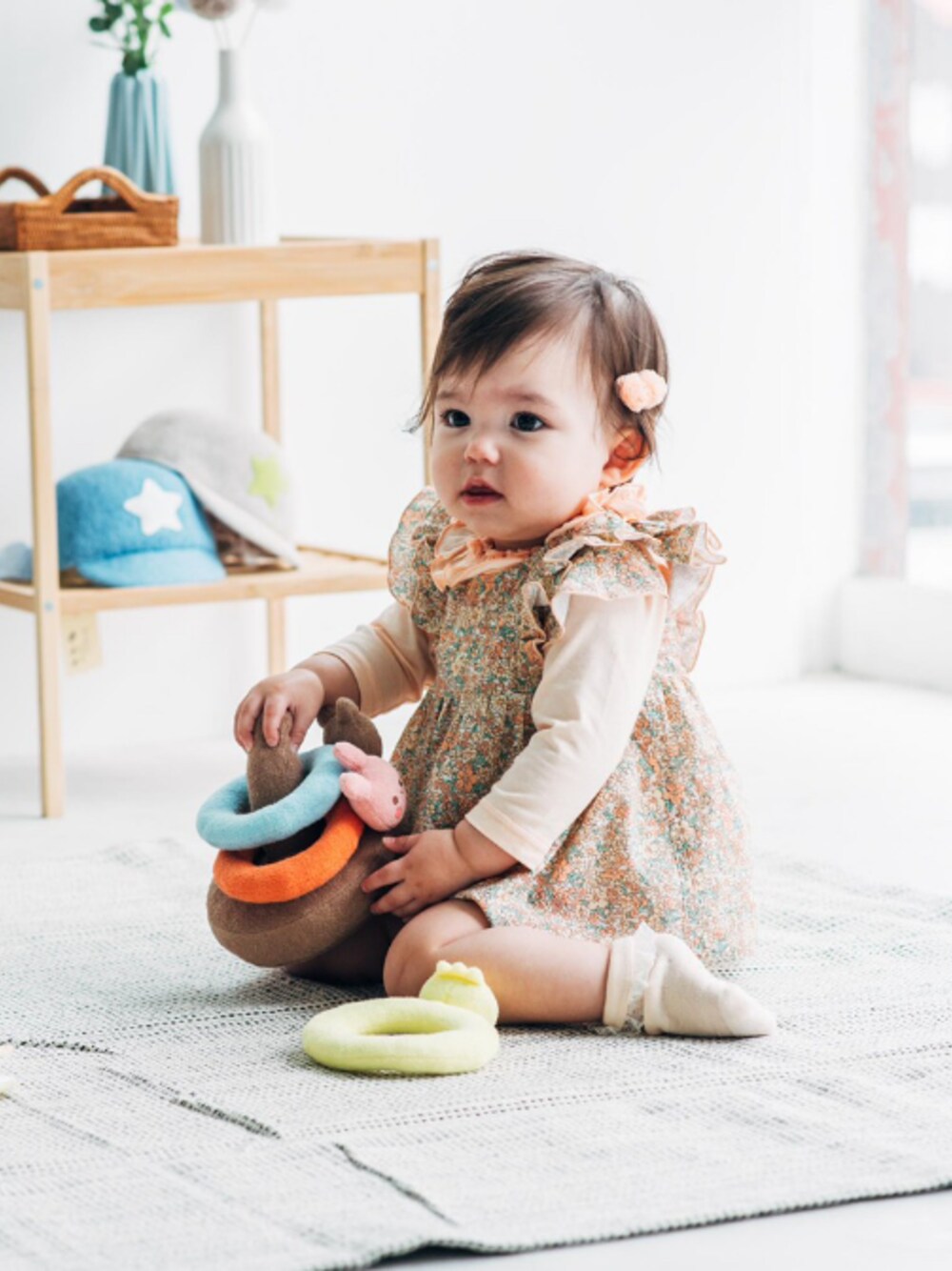 「こどもの森、こどもの森eshop、キッズズー、kidszoo、ベビーコーデ、ベビー服、キッズコーデ、キッズファッション」｜「kids zooのパイルなげわセット（おもちゃ、その他）」を使った、こどもの森e-shopさん（キッズ・70cm）の春コーディネートの1枚目の写真