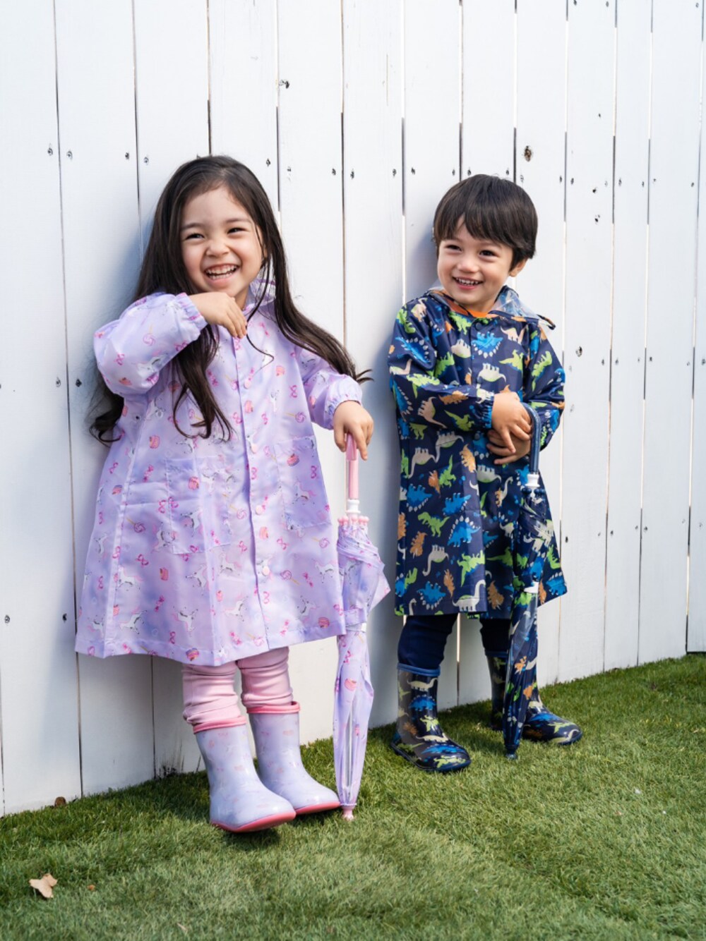 「こどもの森、こどもの森eshop、キッズフォーレ、kidsforet、雨の日コーデ、雨の日スタイル、キッズコーデ、キッズファッション」｜「Kids Foretの総柄かさ（長傘、ブルー系）」を使った、こどもの森e-shopさん（キッズ・100cm）の春コーディネートの1枚目の写真