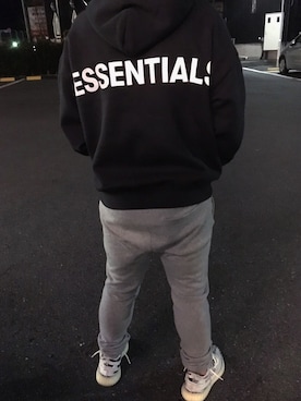 「FOG ESSENTIALS（エフオージーエッセンシャルズ）の【FEAR OF GOD ESSENTIALS】REFLECTIVE Pullover Hoodie 2/リフレクター プルパーカー/フィアオブゴッド エッセンシャルズ（パーカー、ブラック系）」を使った、りこぴんさん（メンズ・165cm）の冬コーディネート