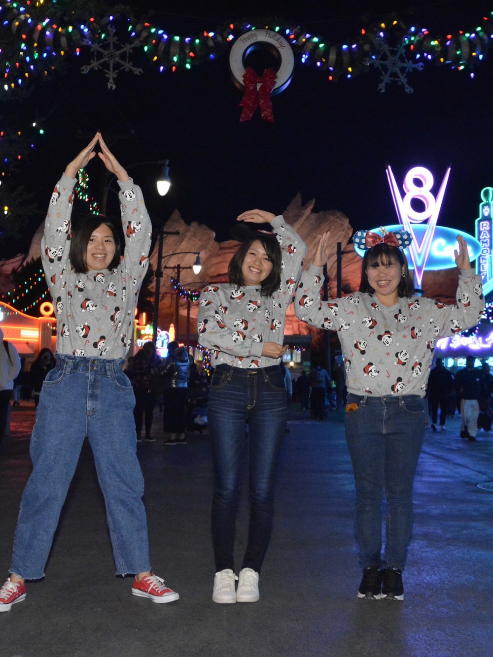 「カリフォルニアディズニー、ディズニー、アナハイム、旅行、海外」｜「H&Mのアイテム（スウェット、グレー系）」を使った、しーちゃんさん（レディース・154cm）の冬コーディネートの1枚目の写真