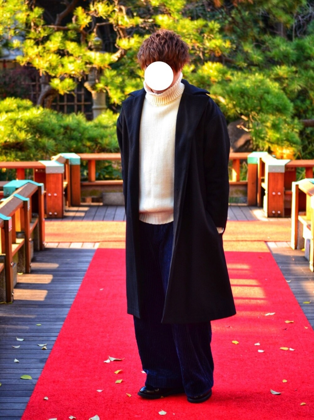 ブラック系のジャケット/アウター、ホワイト系のニット/セーター、ブルー系のその他パンツを着用したメンズの冬コーディネートの1枚目の写真