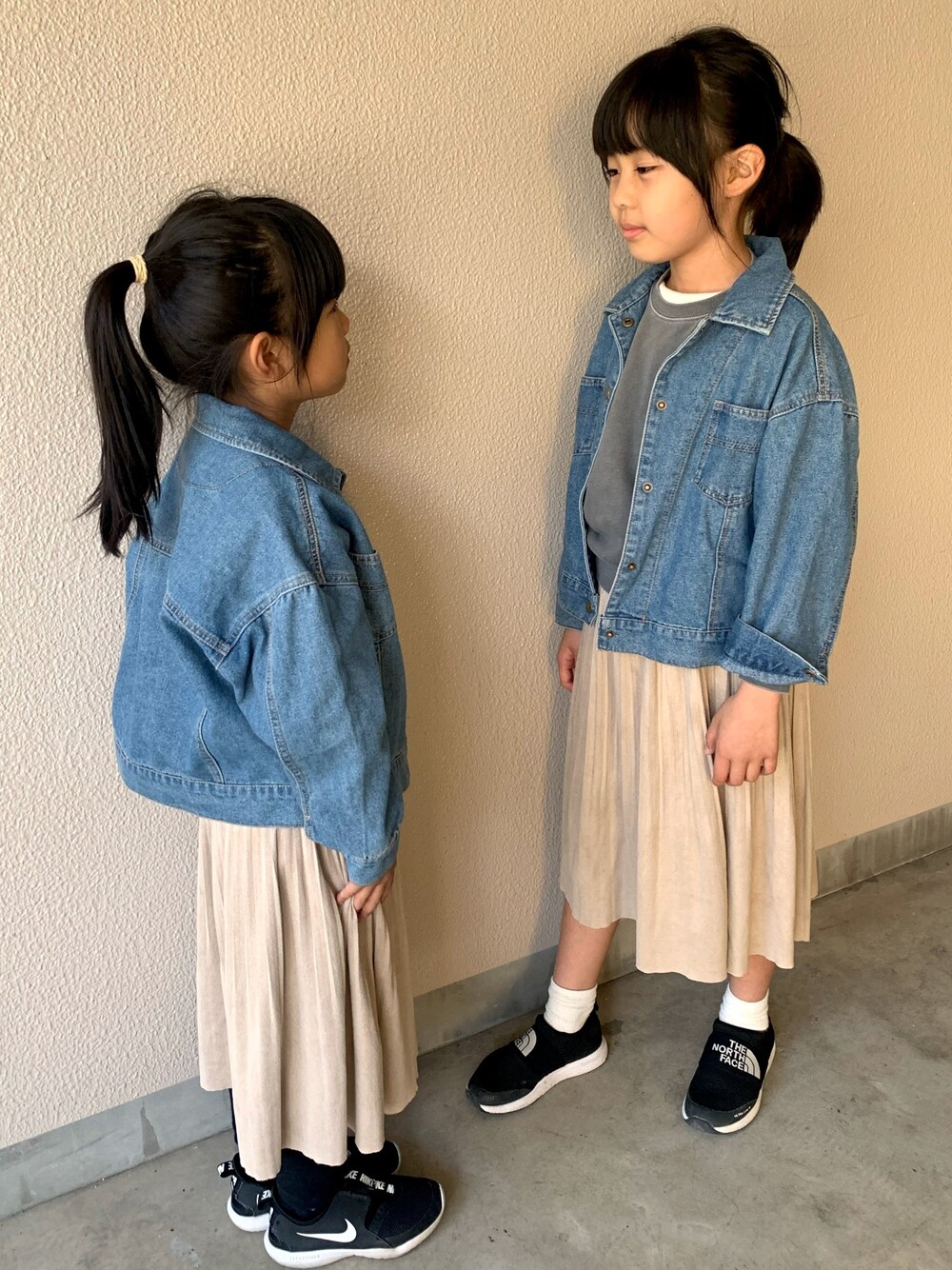 「休日コーデ、キッズコーデ、女の子、休日スタイル、おそろいコーデ、小学生、年長」｜「Birthdayのアイテム（デニムジャケット、ブルー系）」を使った、CHIAKIさん（キッズ・128cm）の冬コーディネートの1枚目の写真