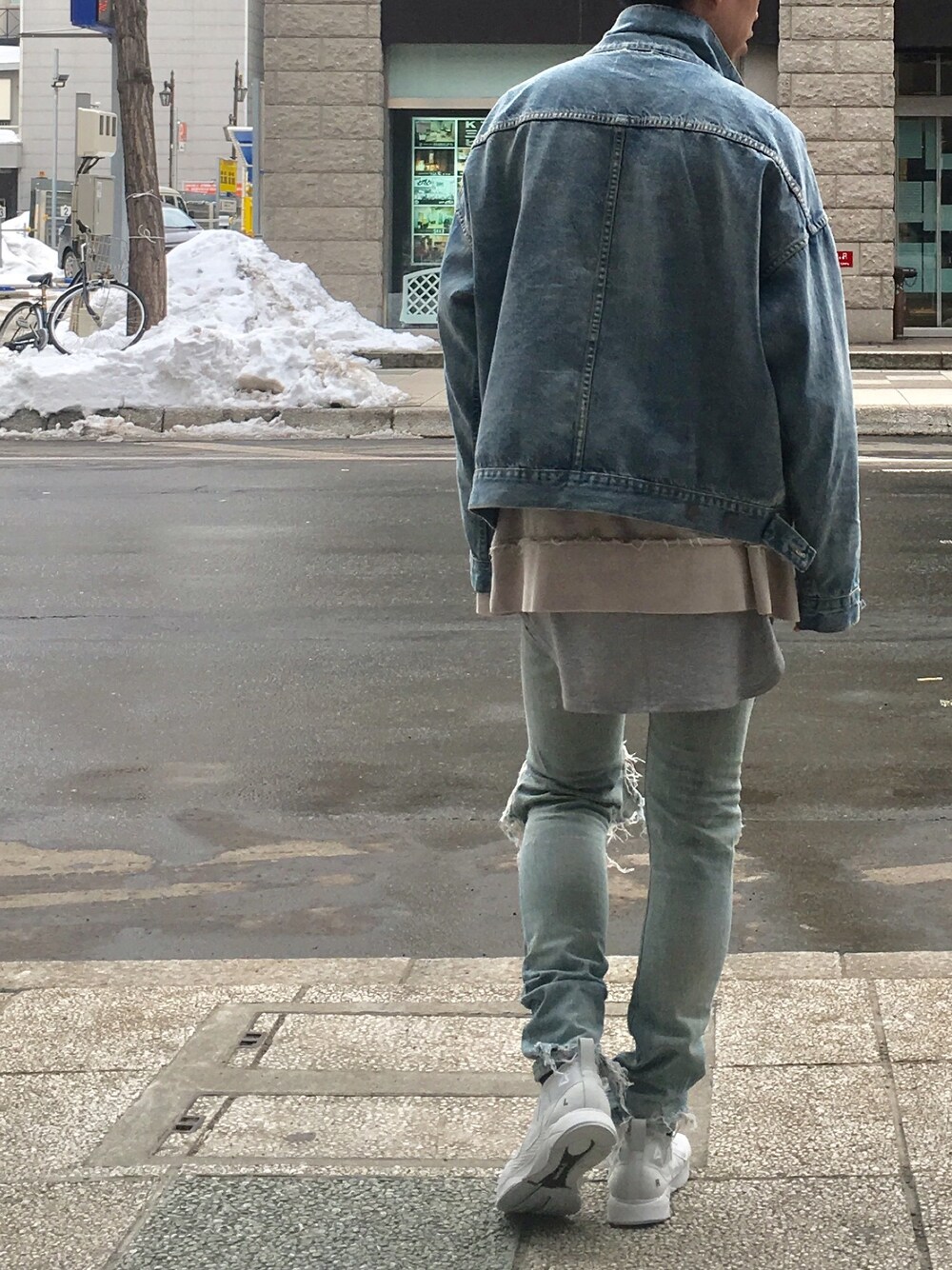「fear of god、fog、Saint Laurent、vetements」｜「Fear of God Los Angelesのアイテム（デニムジャケット、ブルー系）」を使った、tomohironakajimaさん（メンズ・179cm）の冬コーディネートの1枚目の写真