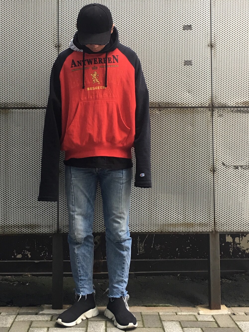 「vetements、BALENCIAGA、Saint Laurent、ヴェトモン、バレンシアガ」｜「VETEMENTSのアイテム（キャップ、ブラック系）」を使った、tomohironakajimaさん（メンズ・179cm）の秋コーディネートの1枚目の写真