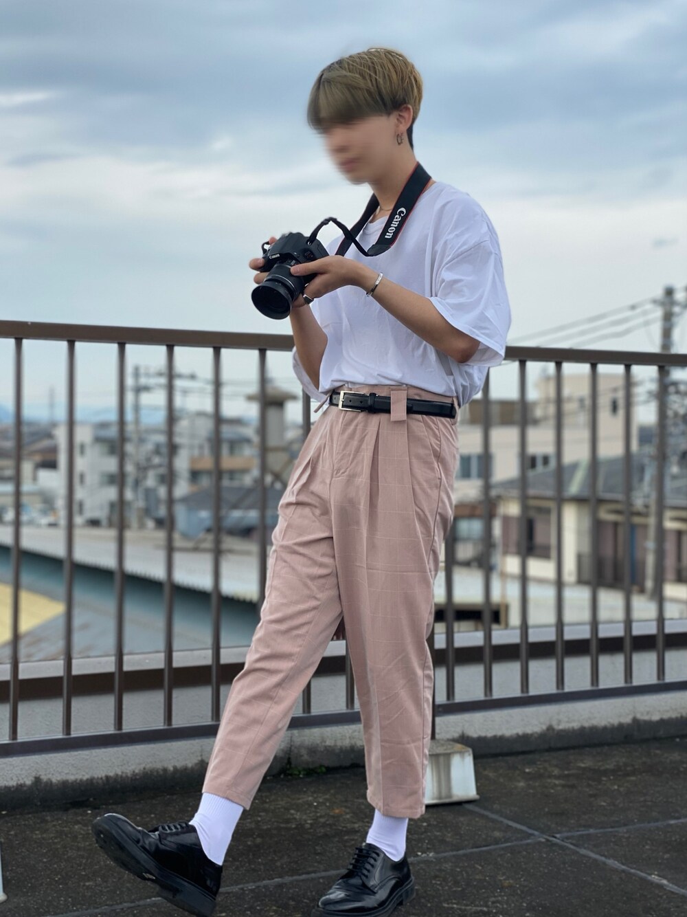 「スラックス、きれいめカジュアル、休日スタイル、リラックススタイル、夏セールで買いました、ドレスシューズ、白Tシャツ、シンプル、おしゃれさんと繋がりたい、ゆるコーデ」｜「GILDANのギルダン ビッグシルエット USAオーバーサイズ 1/2スリーブTシャツ（Tシャツ/カットソー、ホワイト系）」を使った、𝕜𝕚𝕞 さん（メンズ・170cm）の夏コーディネートの1枚目の写真