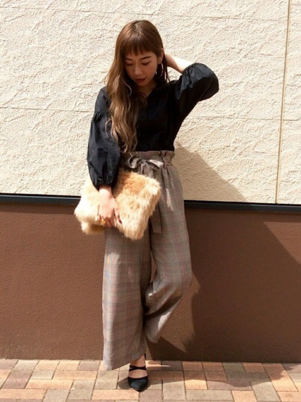 ブラック系のシャツ/ブラウス、ブラウン系のその他パンツ、ベージュ系のショルダーバッグを着用したレディースの秋コーディネートの1枚目の写真