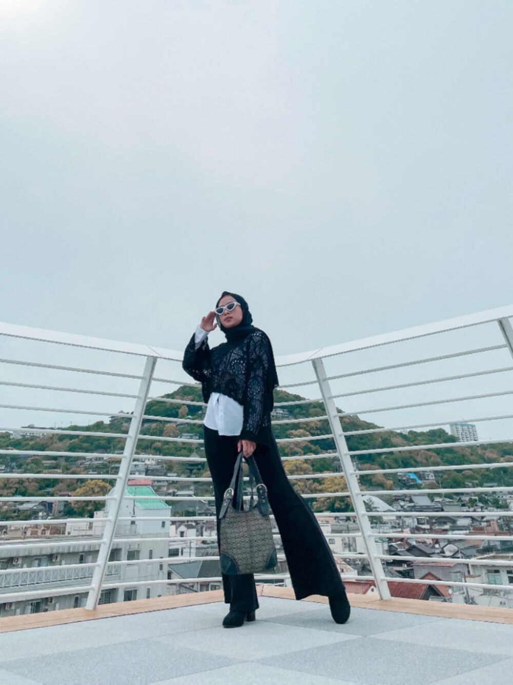 「マーメイドスカート、summer、hijab、black and white、black、Sunglasses、尾道」｜「ZARAのアイテム（スウェットパンツ、ブラック系）」を使った、Resvi viwzさん（レディース・153cm）の春コーディネートの1枚目の写真