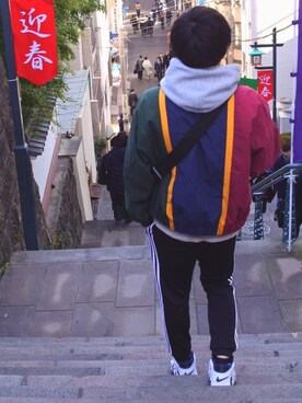 「TOMMY HILFIGER」｜「アイテム（ナイロンジャケット）」を使った、あっつさん（メンズ・180cm）の秋コーディネート