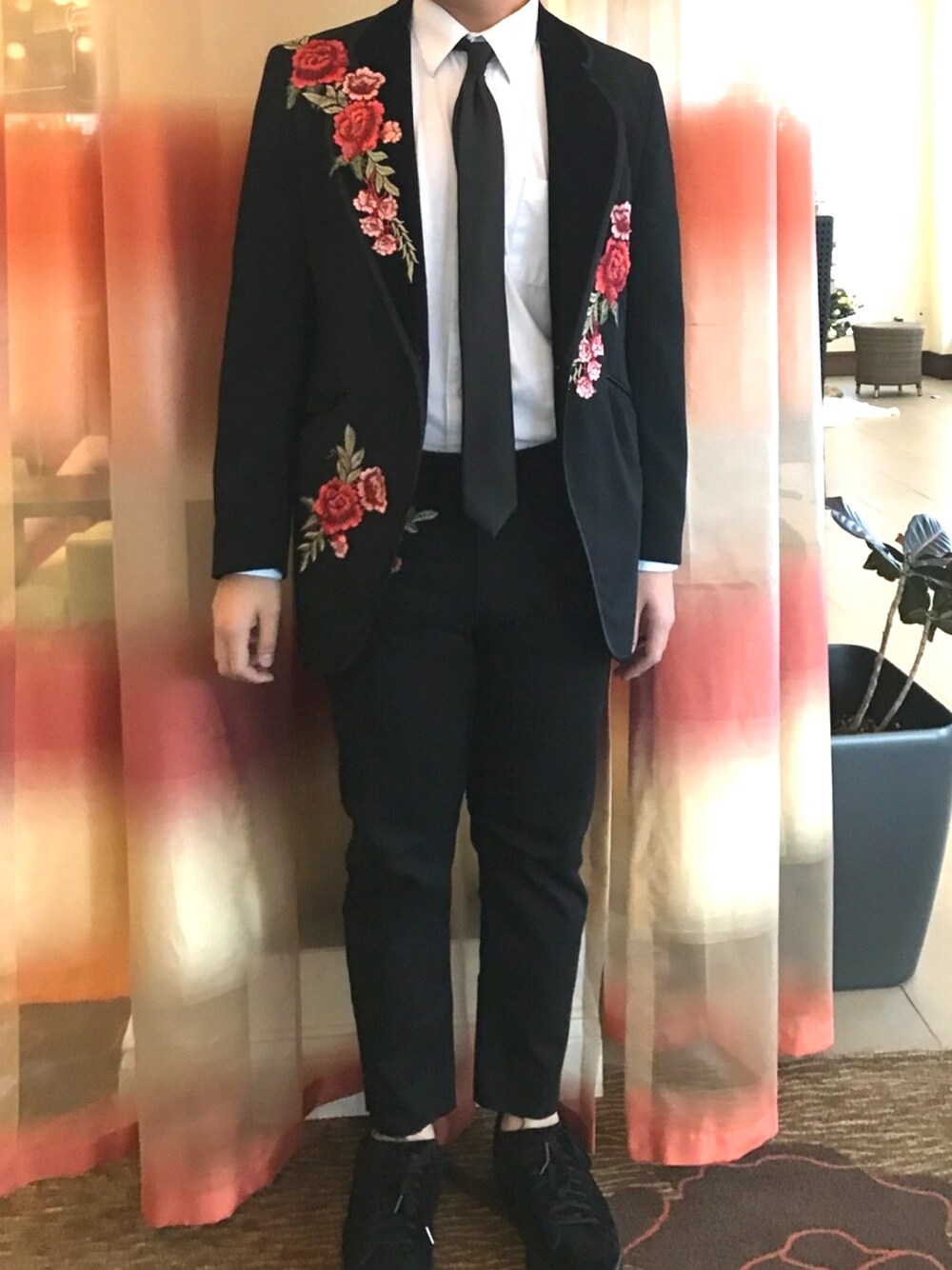 ブラック系のデニムパンツ、ブラック系のスニーカーを着用したメンズの冬コーディネートの1枚目の写真