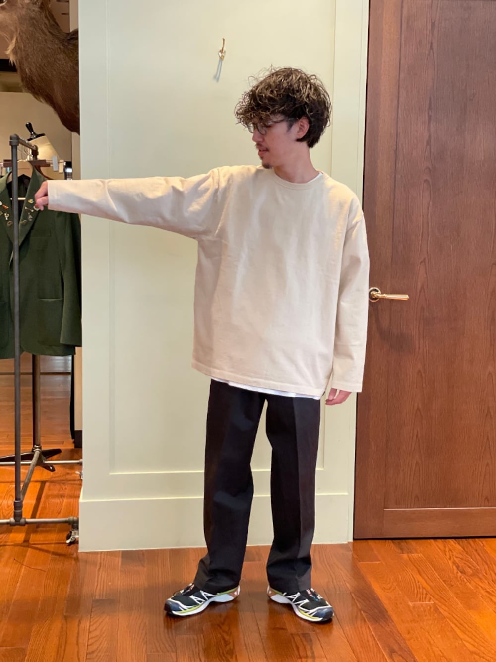 ホワイト系のTシャツ/カットソー、グレー系のその他パンツ、グリーン系のスニーカーを着用したメンズの春コーディネートの1枚目の写真