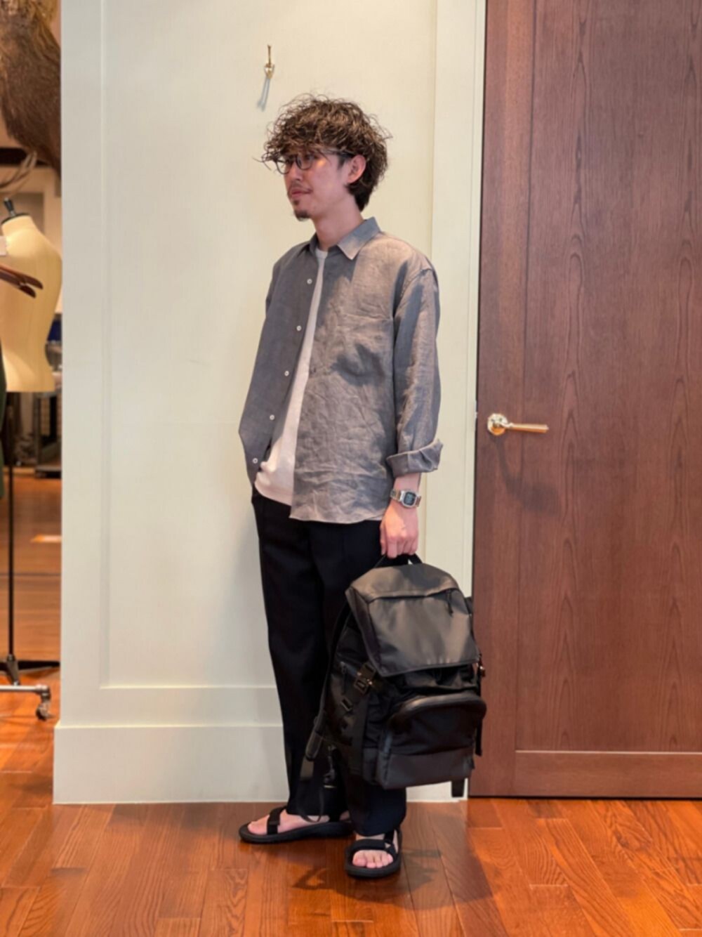 ブラック系のその他パンツ、ブラック系のシャツ/ブラウス、ブラック系のバックパック/リュックを着用したメンズの春コーディネートの1枚目の写真