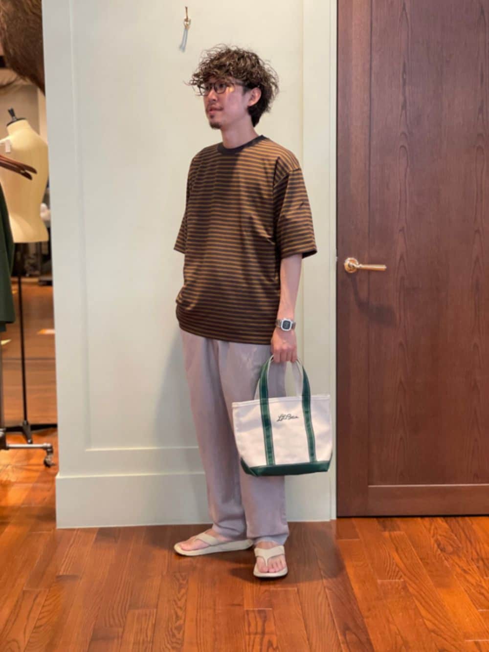 グレー系のその他パンツ、ベージュ系のサンダル、ブラウン系のTシャツ/カットソーを着用したメンズの春コーディネートの1枚目の写真
