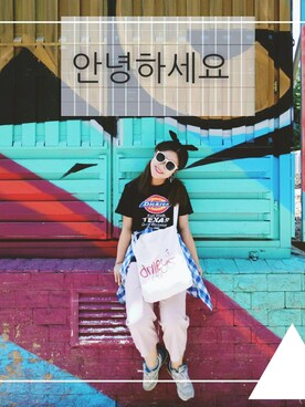 「Dickies（ディッキーズ）のアイテム（Tシャツ/カットソー、ブラック系）」を使った、悦张queenさん（レディース）の冬コーディネート