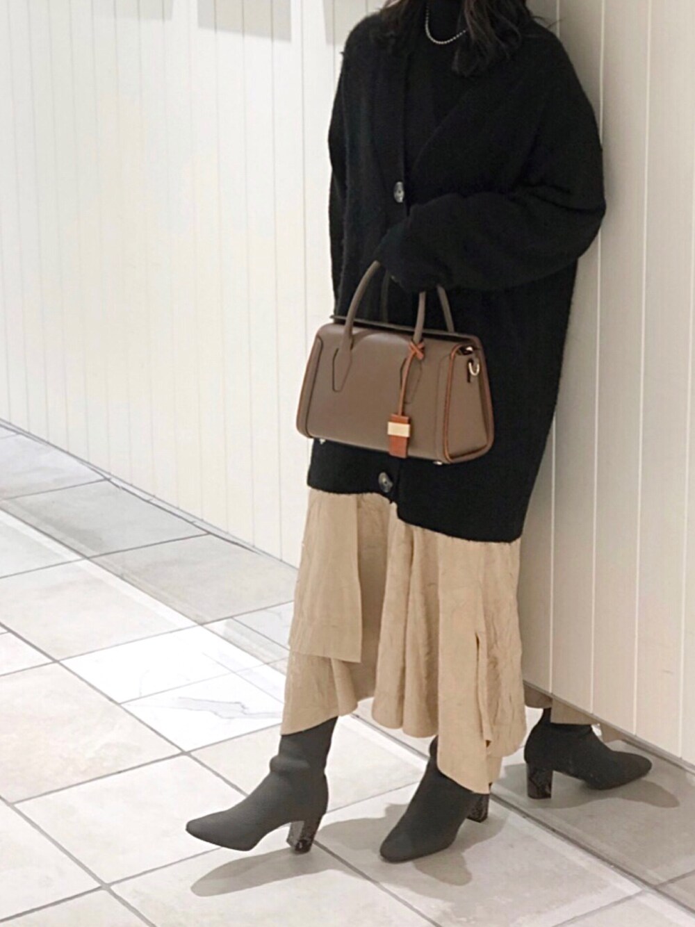「abahouse、piche abahouse、interstaple、LOWELL things、ブーツ、秋のコーデ、ニットコーデ、秋のマイ旬スタイル」｜「interstapleのMaya/天フラップボストン（トートバッグ、ブラウン系）」を使った、Rihoさん（レディース・159cm）の秋コーディネートの1枚目の写真