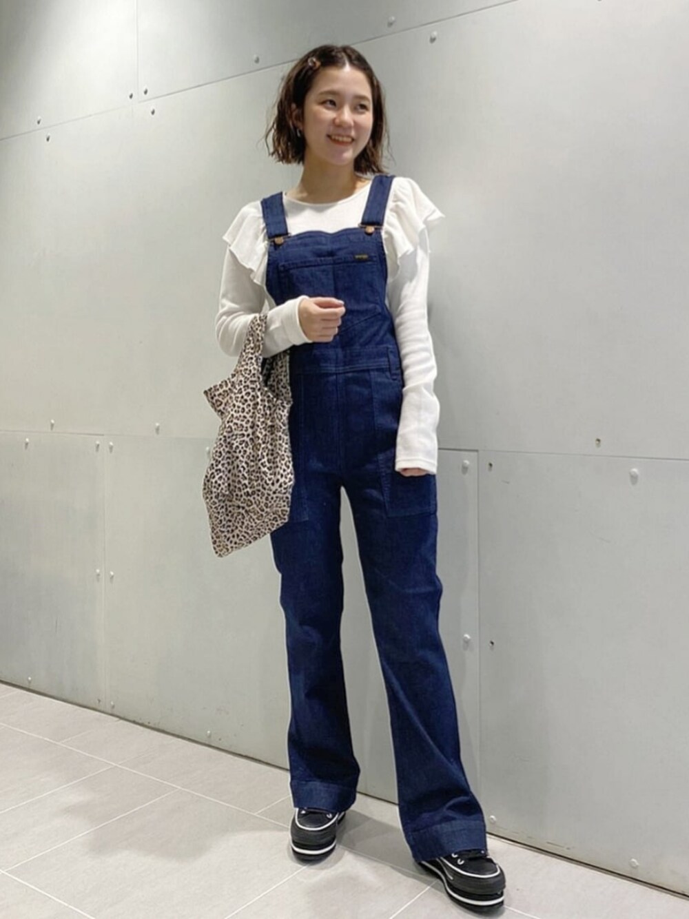 「Wrangler、オーバーオール、サロペット、フレアパンツ」｜「Wranglerの＜Wrangler＞フレアデニムオーバーオール（サロペット/オーバーオール、ブルー系）」を使った、け ろ り んさん（レディース・158cm）の秋コーディネートの1枚目の写真