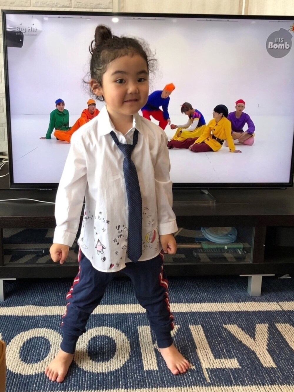 「キッズファッション、こどもコーデ、男の子コーデ、4歳児、韓国ファッション、BTS、おだんごヘアー、ネクタイコーデ、シャツスタイル、ラインパンツ」｜「ZARAのアイテム（シャツ/ブラウス、ホワイト系）」を使った、maruさん（キッズ・100cm）の夏コーディネートの1枚目の写真