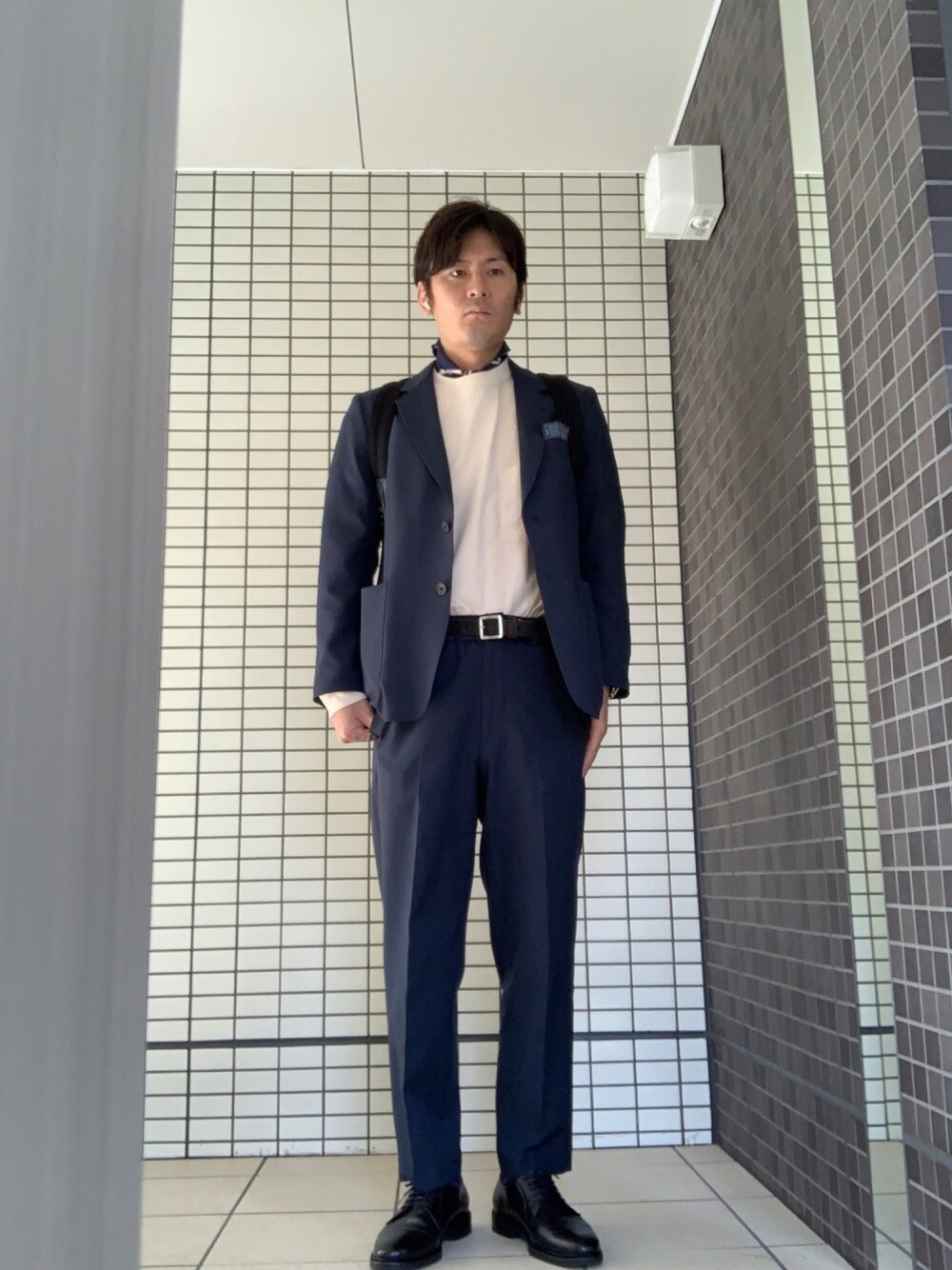 「全身ユニクロユー、秋コーデ、仕事着、ラブアンドピース2020」｜「JALAN SRIWIJAYAのJALAN SRIWIJAYA (ジャラン スリウァヤ)  ﾌﾟﾚｰﾝﾄｩｼｭｰｽﾞ（ドレスシューズ、ブラック系）」を使った、ryomaさん（メンズ・177cm）の秋コーディネートの1枚目の写真