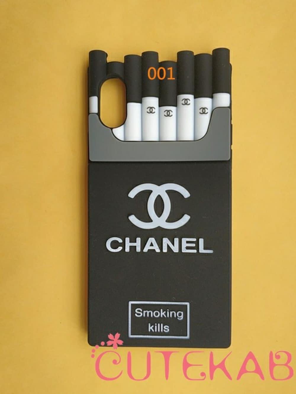 「chanel、可愛い、個性的、シリコン、送料無料、芸能人愛用、シャネル風スマホケース、パロディ風、iPhone11ケース、ソフトカバー」｜「シャネル パロディ風 iPhoneタバコケース（その他、ブラック系）」を使った、cutekabaさん（レディース・165cm）の秋コーディネートの1枚目の写真