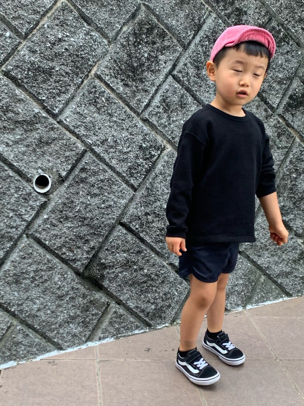 「ラブアンドピース2020、秋服準備はじめました、ユニクロ、プチプラ、スニーカー、キャップ、ワッフル、4歳、男の子、休日スタイル」｜「GLOBAL WORKの【キッズ】ピグメントチビツバＣＡＰ/800676（キャップ、レッド系）」を使った、hamadaさん（キッズ・100cm）の秋コーディネートの1枚目の写真