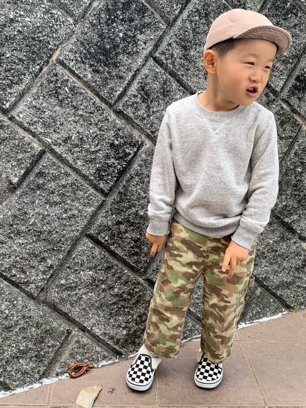 「秋冬コーデ、キャップ、スウェット、カモフラ、スニーカー、キッズコーデ、カジュアル、おしゃれさんと繋がりたい、4歳、VANS」｜「URBAN RESEARCH DOORSのコーデュロイロゴキャップ(KIDS)（キャップ、ベージュ系）」を使った、hamadaさん（キッズ・100cm）の冬コーディネートの1枚目の写真