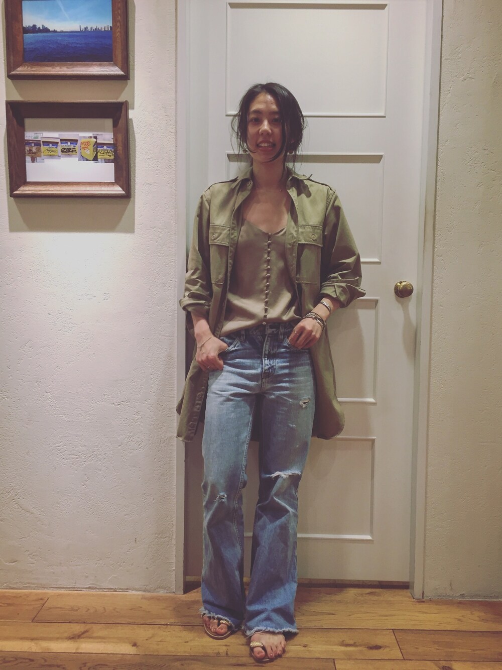 ベージュ系のキャミソール、ベージュ系のジャケット/アウター、ブルー系のデニムパンツを着用したレディースの春コーディネートの1枚目の写真