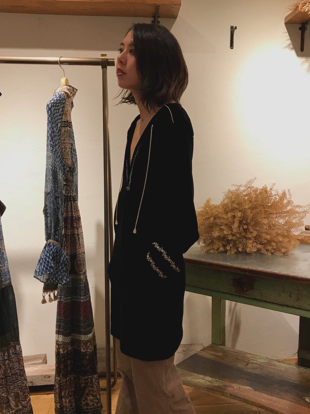 「nowos、fabianeroux、チュニック、ベロア、ブラック、刺繍、コーデュロイ、ブラウン、リメイク、エスニック」｜「nowosのアイテム（チュニック、ブラック系）」を使った、Gokan Natsukoさん（レディース・162cm）の秋コーディネートの1枚目の写真
