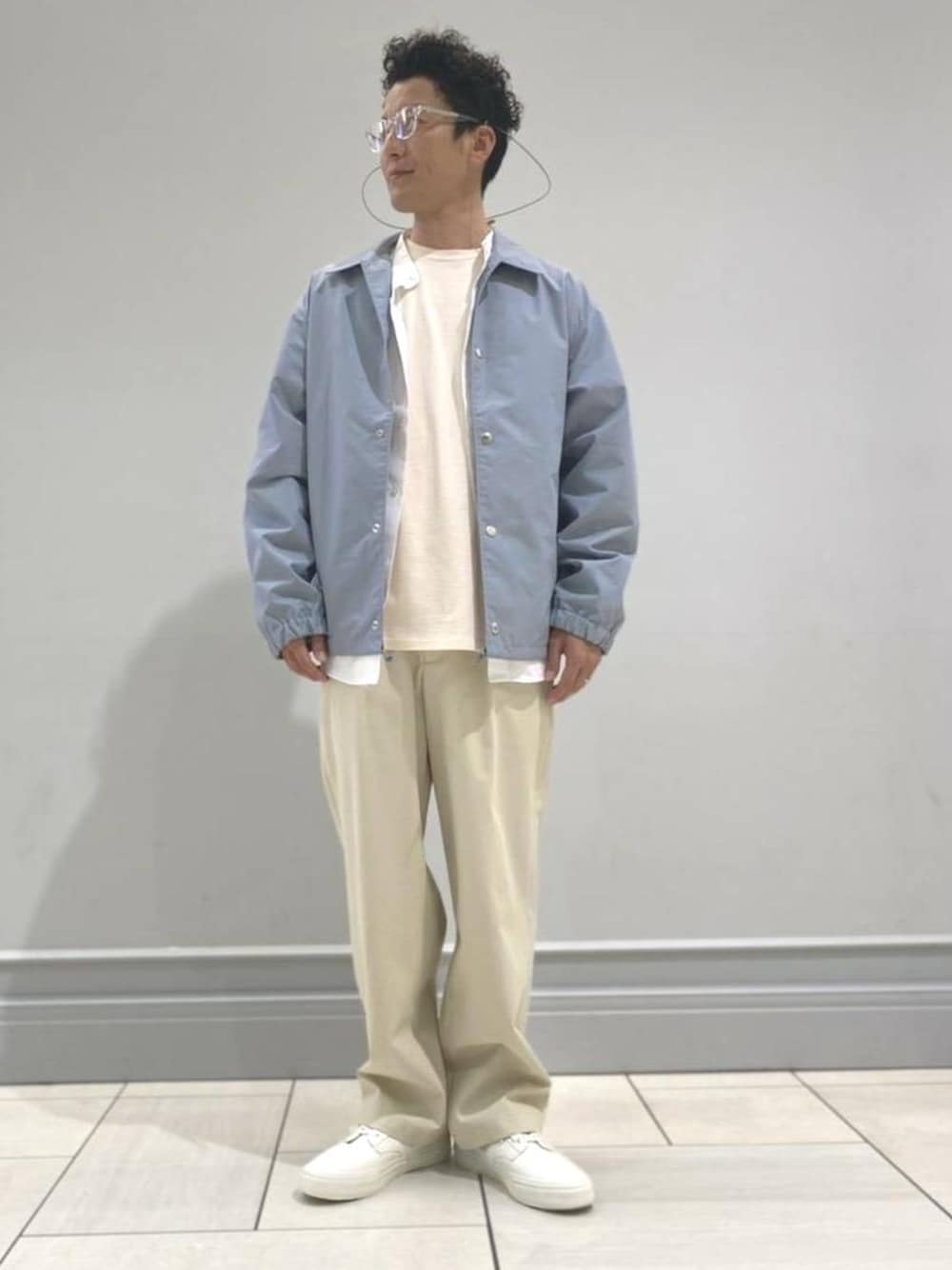 「RECOMMEND  ITEM STYLING、EXCLUTIVE ITEM STYLE、SPRING OUTER STYLE、WIDE SILHOUETTE STYLE、T SHIRTS STYLE、SPRING SHIRTS STYLE」｜「STANDARD SUPPLYの【別注】 ＜STANDARD SUPPLY＞ GLASS CORD/グラスコード ：（メガネ、ブラック系）」を使った、中村 昇吾さん（メンズ・167cm）の春コーディネートの1枚目の写真