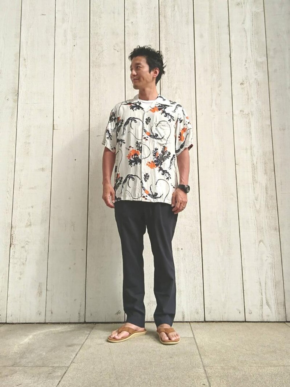 ブラウン系のサンダル、ブルー系のその他パンツ、ホワイト系のシャツ/ブラウスを着用したメンズの夏コーディネートの1枚目の写真