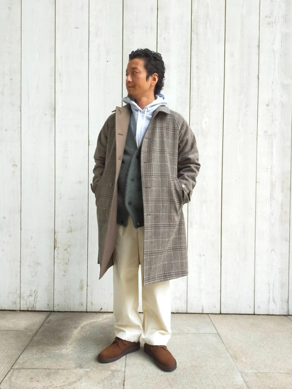 「カーディガン、アウター、シューズ、RECOMMEND  ITEM STYLING、EXCLUTIVE ITEM STYLE、WIDE SILHOUETTE STYLE、ベーシック/トラッド、ニット/セーター、ぱんつ」｜「Clarksの＜Clarks（クラークス）＞【別注】 ロンドン✝（その他シューズ、ブラウン系）」を使った、中村 昇吾さん（メンズ・167cm）の秋コーディネートの1枚目の写真