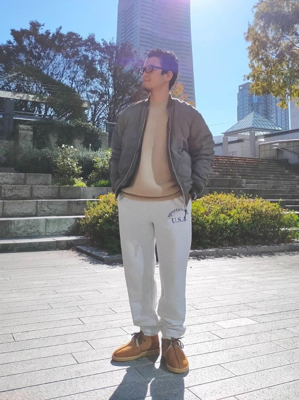 「リラックス、シューズ、RECOMMEND  ITEM STYLING、EXCLUTIVE ITEM STYLE、ニット/セーター、ぱんつ、あうたー」｜「Russell Athleticの【別注】＜RUSSELL ATHLETIC＞カレッジロゴスウェットパンツ ∴（スウェットパンツ、グレー系）」を使った、中村 昇吾さん（メンズ・167cm）の秋コーディネートの1枚目の写真