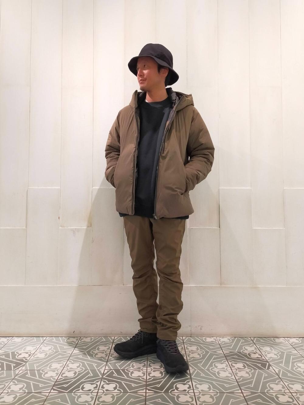 「スニーカー、トレンド、ストリート、RECOMMEND  ITEM STYLING、EXCLUTIVE ITEM STYLE、DOWN JACKET STYLE、ハット/キャップ、アウトドア/アスレジャー、ぱんつ、あうたー」｜「HOKAの＜HOKA ONE ONE＞ CHALLENGER MID/チャレンジャー ミッド（スニーカー、ブラック系）」を使った、中村 昇吾さん（メンズ・167cm）の冬コーディネートの1枚目の写真