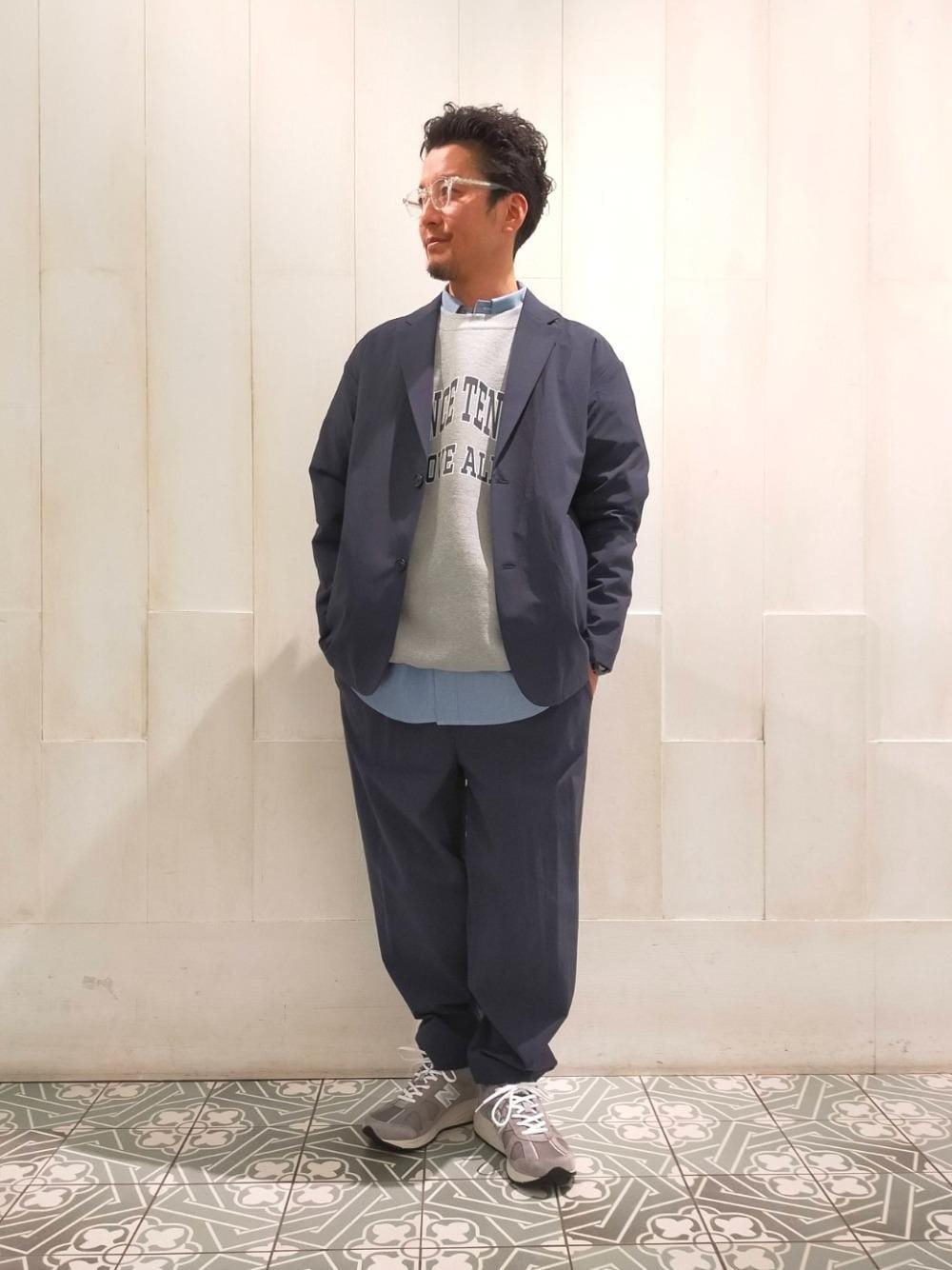「スニーカー、ジャケット、セットアップ、リラックス、ビジネス、RECOMMEND  ITEM STYLING、EXCLUTIVE ITEM STYLE、WIDE SILHOUETTE STYLE、SPRING SHIRTS STYLE、ぱんつ」｜「KANEKO OPTICALのUNITED ARROWS by KANEKO OPTICAL Michael/アイウェア MADE IN JAPAN（メガネ、その他）」を使った、中村 昇吾さん（メンズ・167cm）の冬コーディネートの1枚目の写真