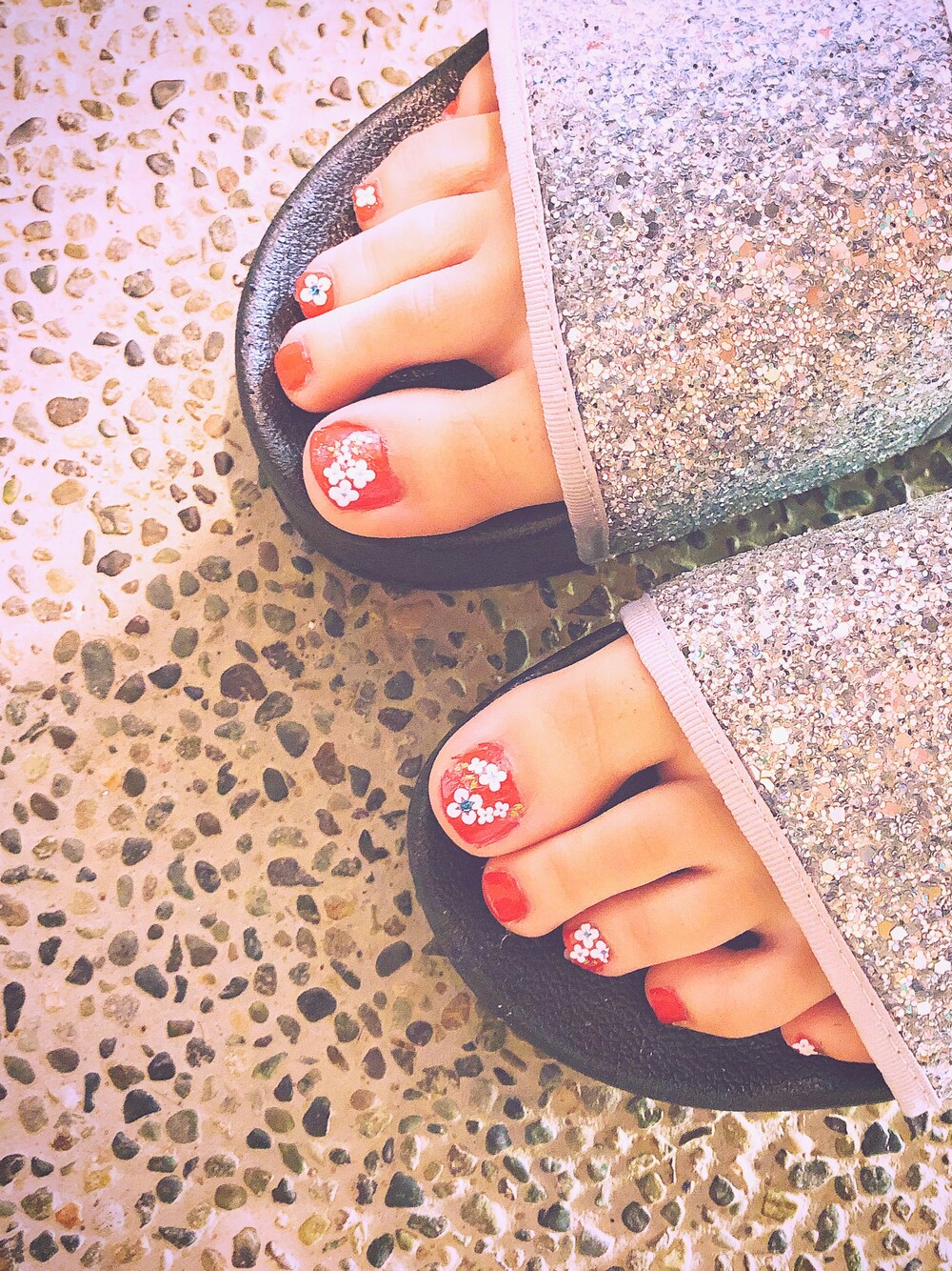 シルバー系のサンダル、レッド系のハンドケア/ハンドクリームを着用したレディースの夏コーディネートの1枚目の写真