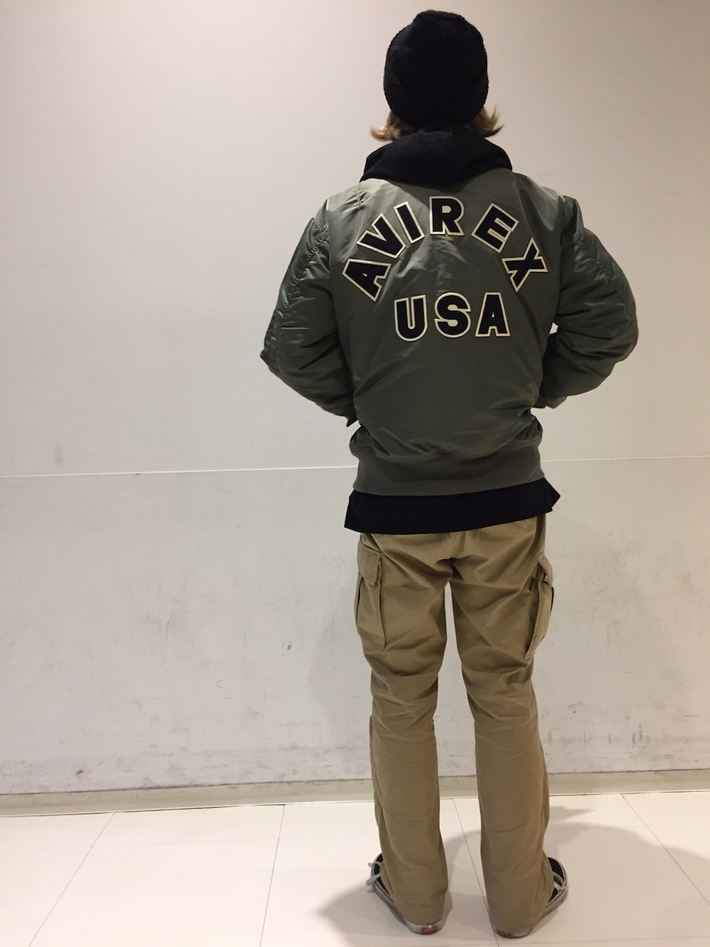 「MA-1、AVIREX、ミリタリー、アウター、冬、スニーカー、カーゴパンツ、ootd、ニット帽、フライトジャケット」｜「AVIREXのavirex/アヴィレックス/メンズ/MA-1 COMMERCIAL LOGO/MA-1　コマーシャル　ロゴ （MA-1、グリーン系）」を使った、 オオノさん（メンズ・178cm）の秋コーディネートの1枚目の写真