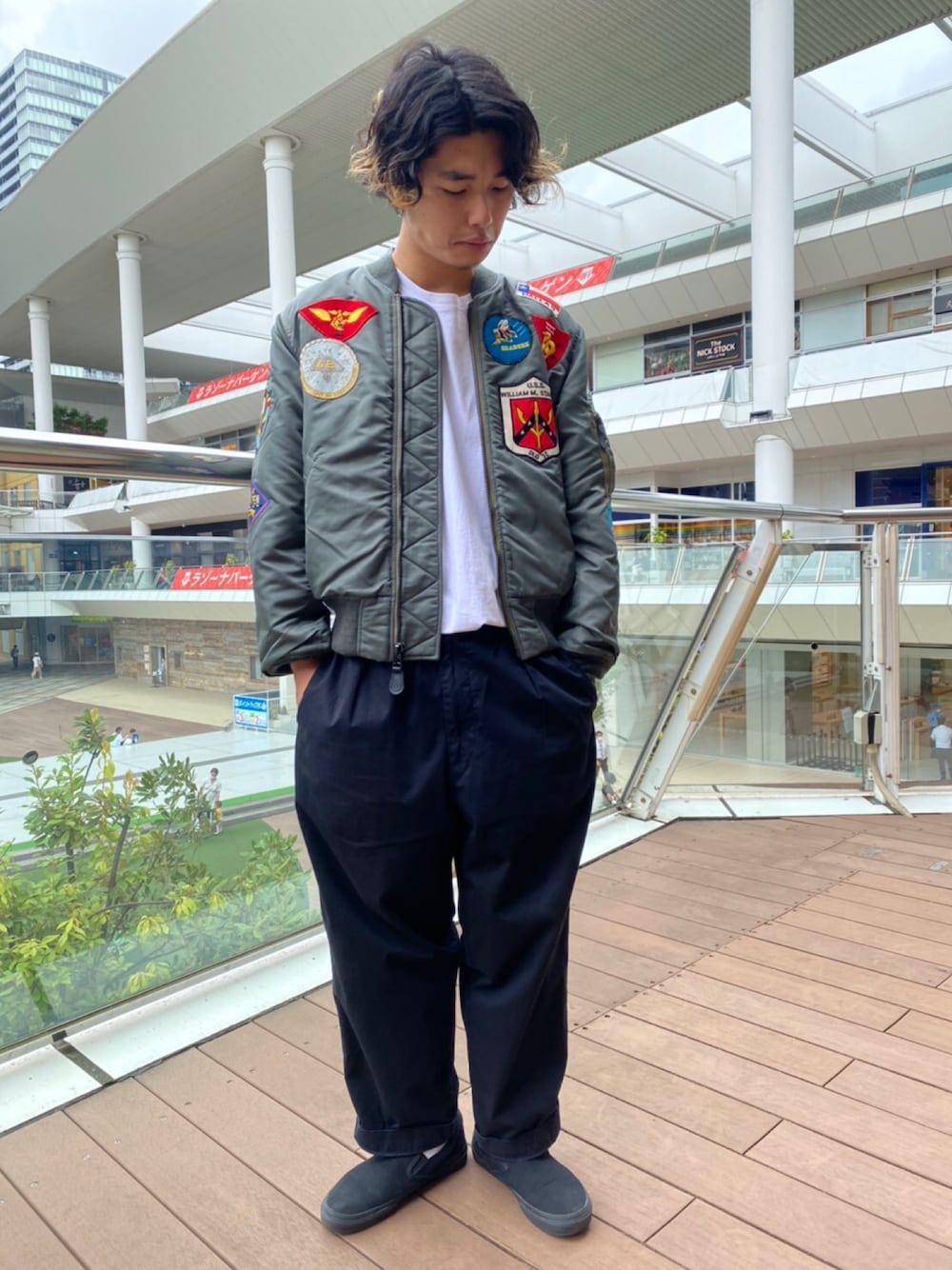 「スニーカー、MA-1、AVIREX、ラフスタイル、限定、シンプルコーデ、ストリートコーデ、オトナカジュアル、TOPGUN、ファッションの力を信じよう」｜「AVIREXの【直営店限定】MA-1トップガン カスタム/MA-1 TOPGUN CUSTOM（MA-1、グリーン系）」を使った、 オオノさん（メンズ・178cm）の夏コーディネートの1枚目の写真