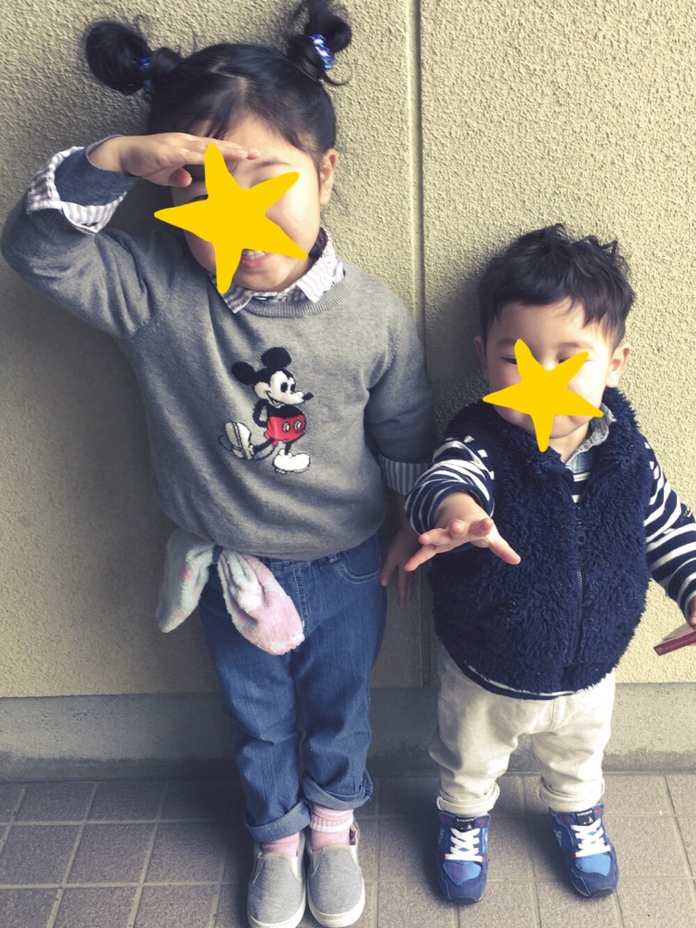 「キッズファッション、3歳、ミッキー」｜「UNIQLOのアイテム（ニット/セーター、グレー系）」を使った、MONKAJIさん（キッズ・90cm）の冬コーディネートの1枚目の写真