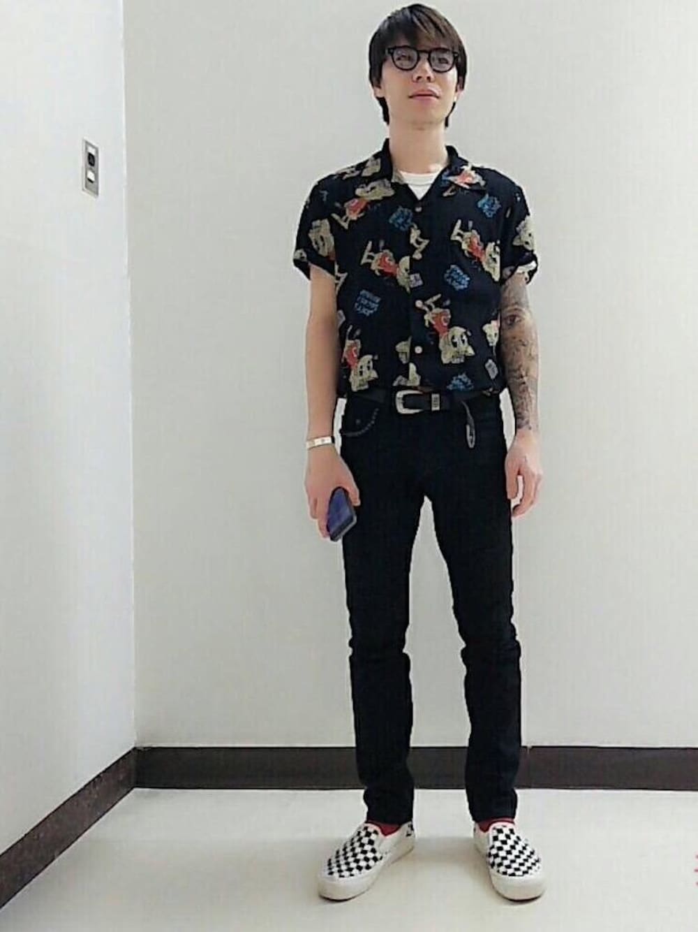 「VANS、スキニーパンツ、アロハシャツ、Moscot、ヒステリックグラマー、hystericglamour、character、goros、alohashirt」｜「HYSTERIC GLAMOURのブラックSデニムスリムPT（デニムパンツ、ブラック系）」を使った、Masatoさん（メンズ・161cm）の夏コーディネートの1枚目の写真