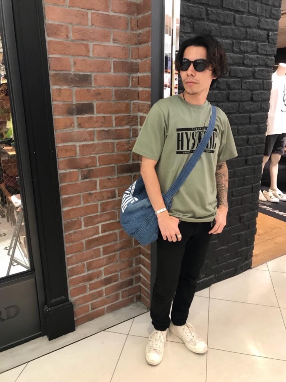 「デニム、カジュアル、シンプル、Tシャツ、ストリート、大人カジュアル、Hysteric Glamour、夏コーデ、ヒステリックグラマー、デニムバッグ」｜「HYSTERIC GLAMOURのMARVIN Ⅱ（サングラス、ブラック系）」を使った、Masatoさん（メンズ・163cm）の夏コーディネートの1枚目の写真