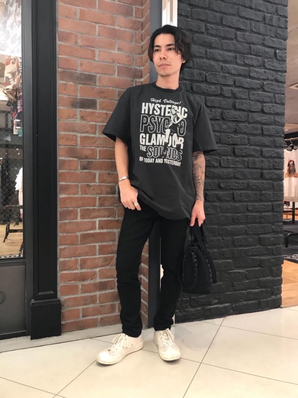 「Tシャツ、ストリート、Hysteric Glamour、ヒステリックグラマー」｜「HYSTERIC GLAMOURのSTUDS CANVAS CROSS BODYバッグ（ショルダーバッグ、ブラック系）」を使った、Masatoさん（メンズ・163cm）の夏コーディネートの1枚目の写真